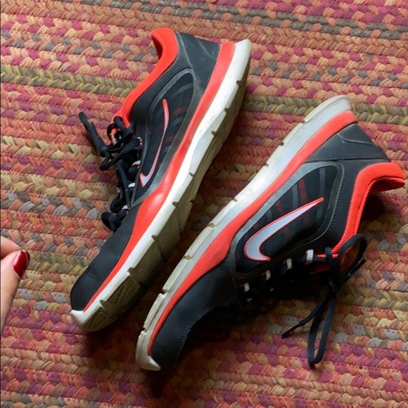 HOT PINK & BLACK NIKE RUNNING SHOES - Picture 5 of 7